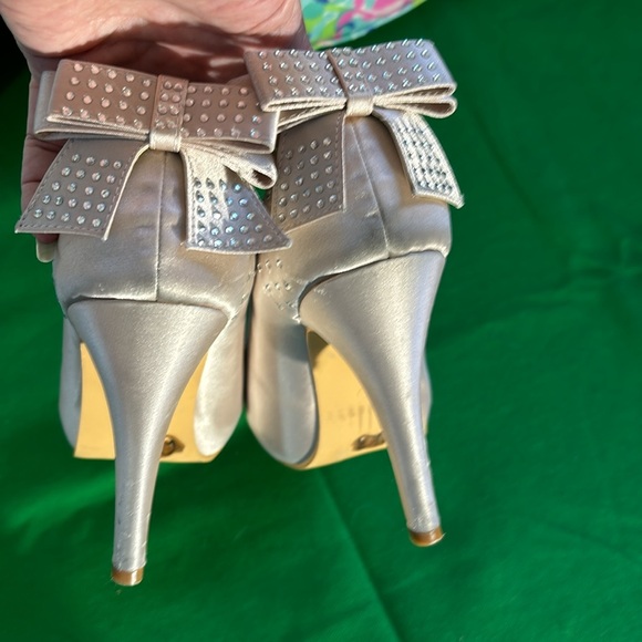 Elegant Park cream satin heels with big back bows and rhinestones - Picture 2 of 7